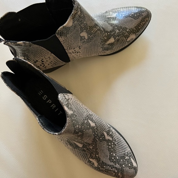 ESPRIT TIFFANY Classic CHELSA STYLE SNAKE BOOTIES size7 - Picture 3 of 5